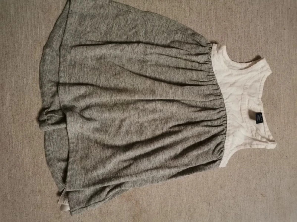 Illustration de Robe Gap 12-18 mois avec bas collant. 