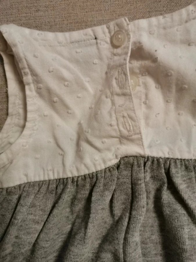Illustration de Robe Gap 12-18 mois avec bas collant. 