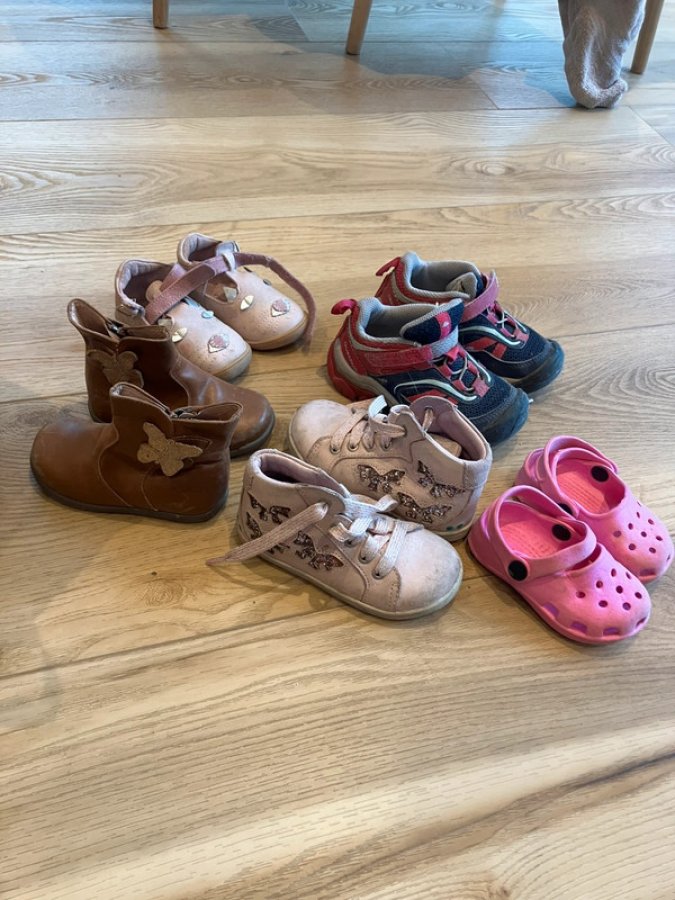 Illustration de Lot de chaussures fille