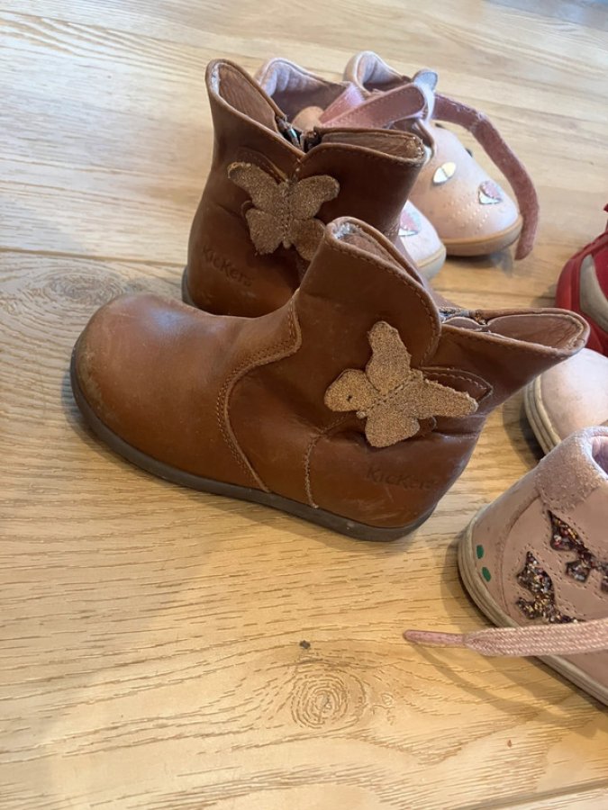 Illustration de Lot de chaussures fille
