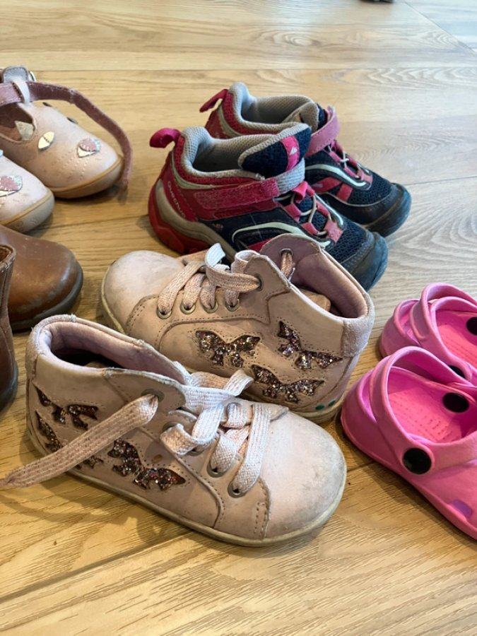 Illustration de Lot de chaussures fille