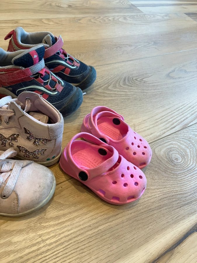 Illustration de Lot de chaussures fille