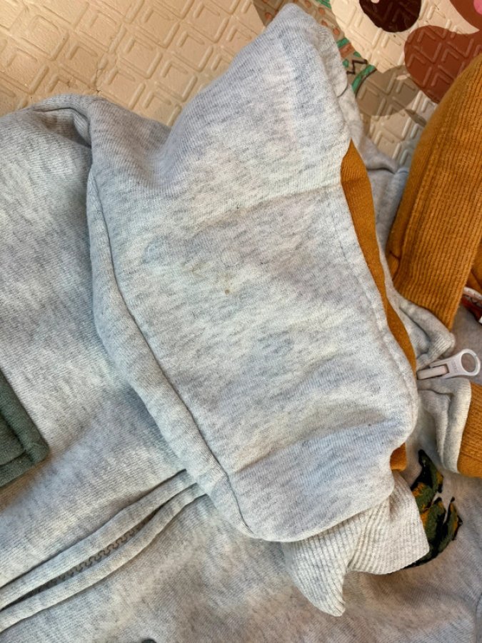 Illustration de Gilet et sweat 3 ans