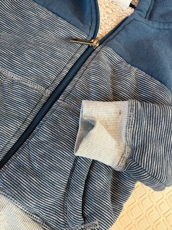 Illustration de Gilet et sweat 3 ans