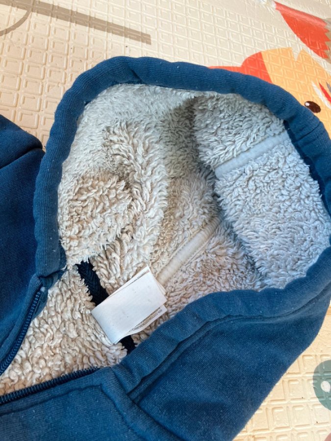 Illustration de Gilet et sweat 3 ans