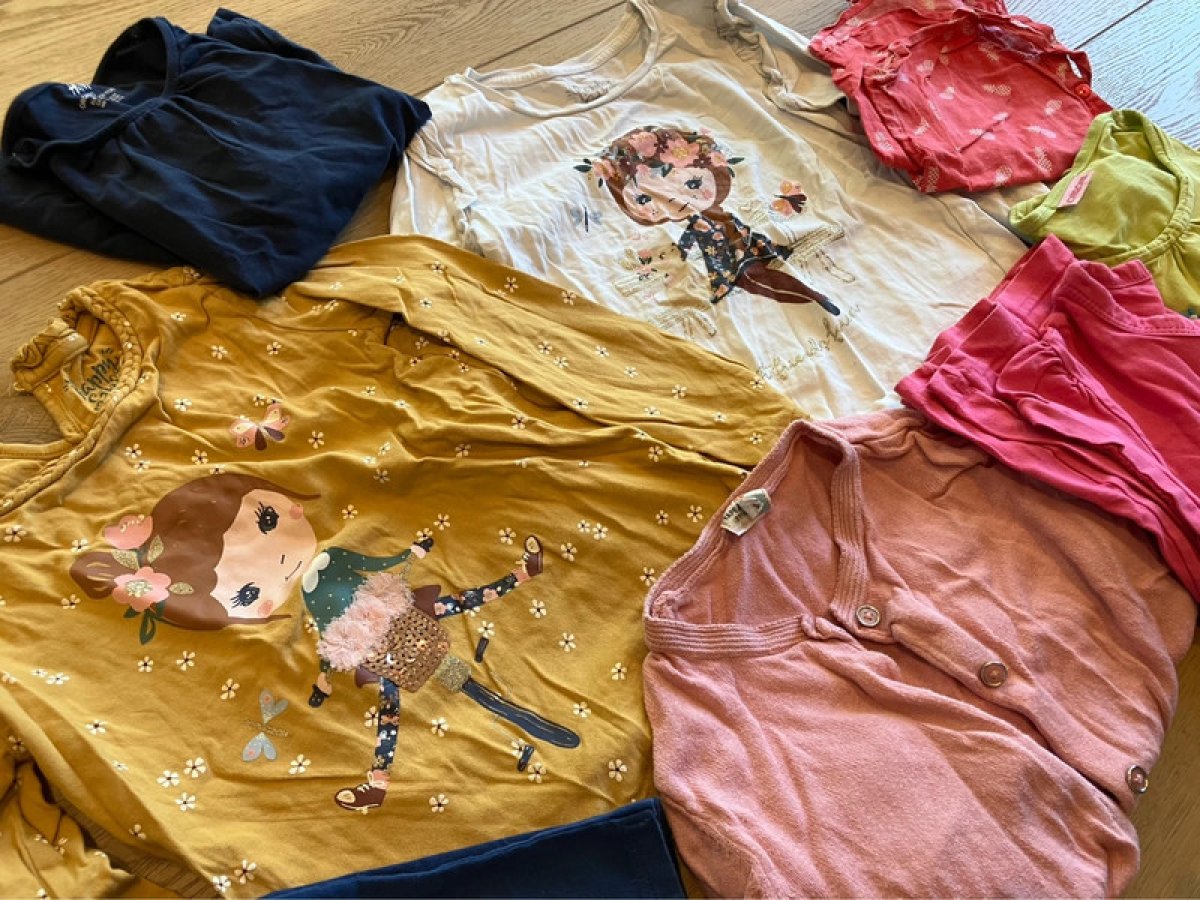 Illustration de Lot vêtements 5 ans