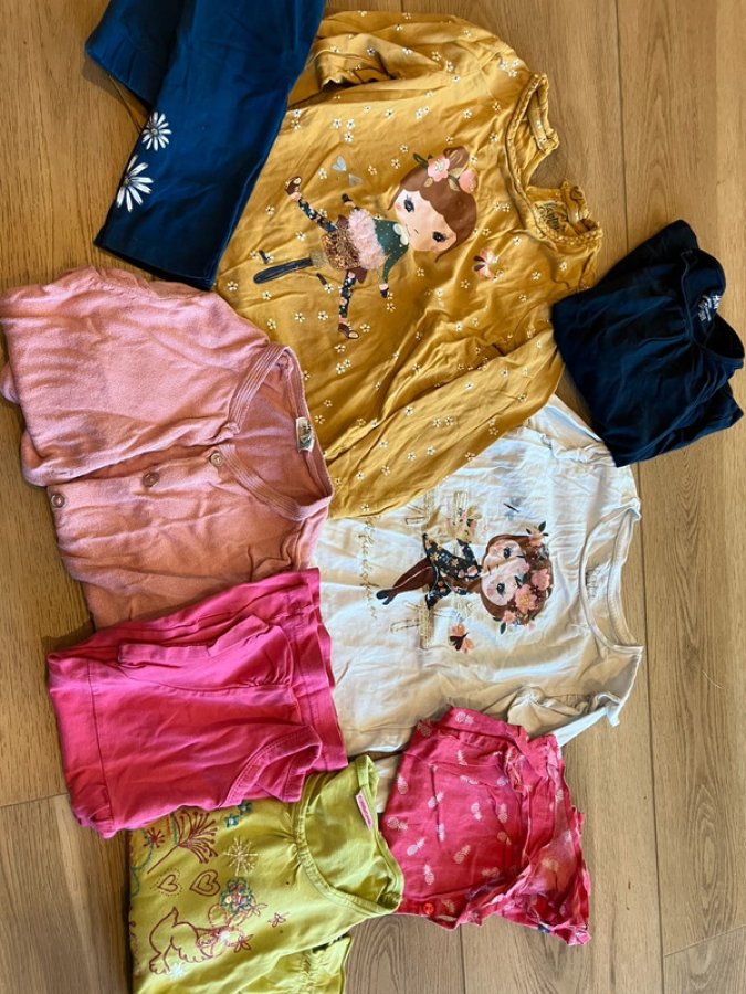Illustration de Lot vêtements 5 ans