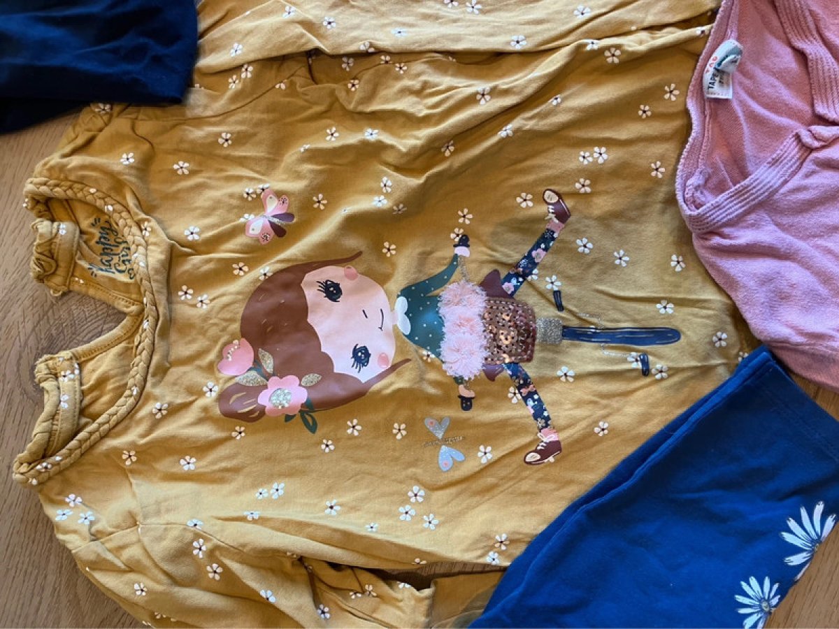 Illustration de Lot vêtements 5 ans