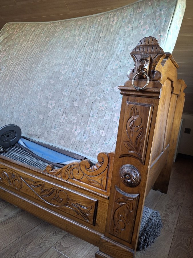 Illustration de Lit avec sommier et matelas