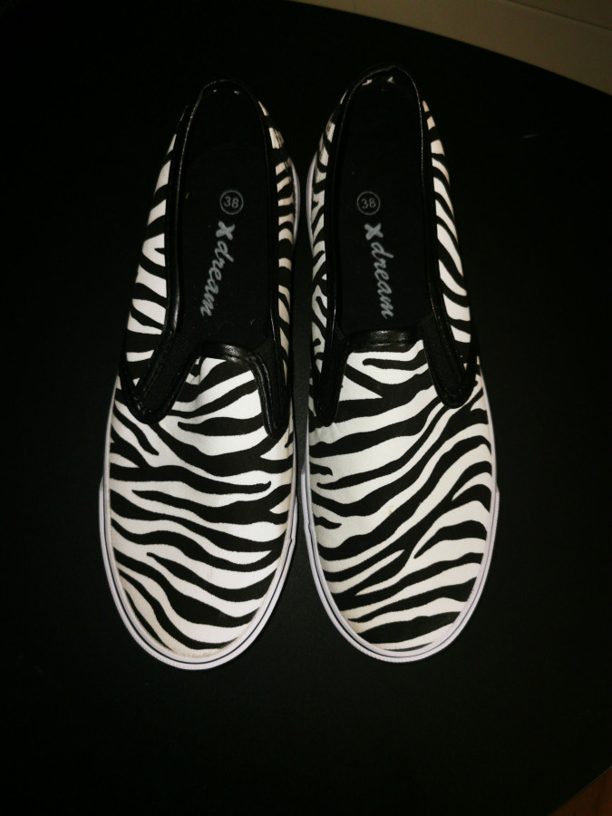 Illustration de Paire de Chaussure zêbrée noire et blanche neuve 