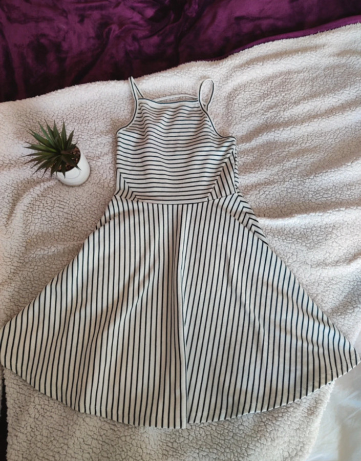 Illustration de Robe d’été lignée