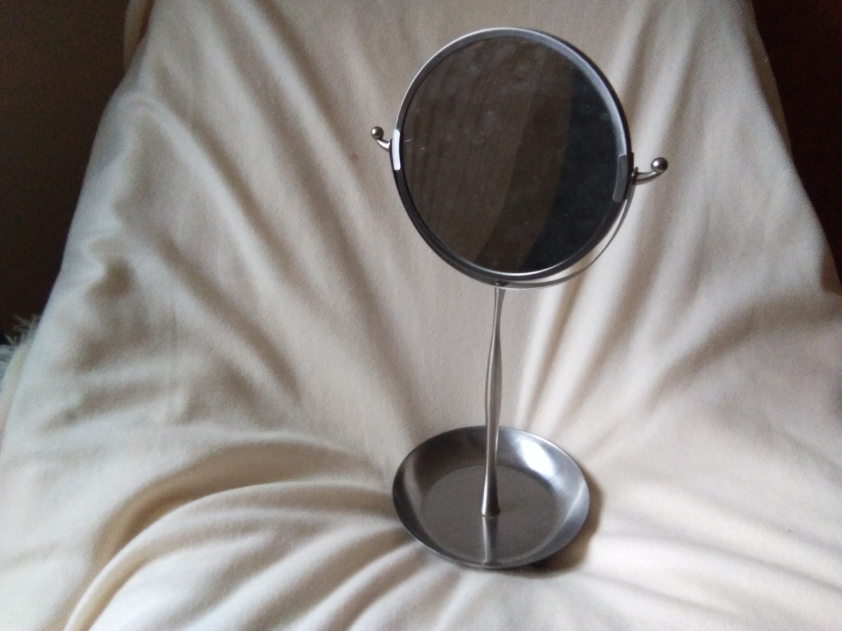 Illustration de Miroir grossissant salle de bain 