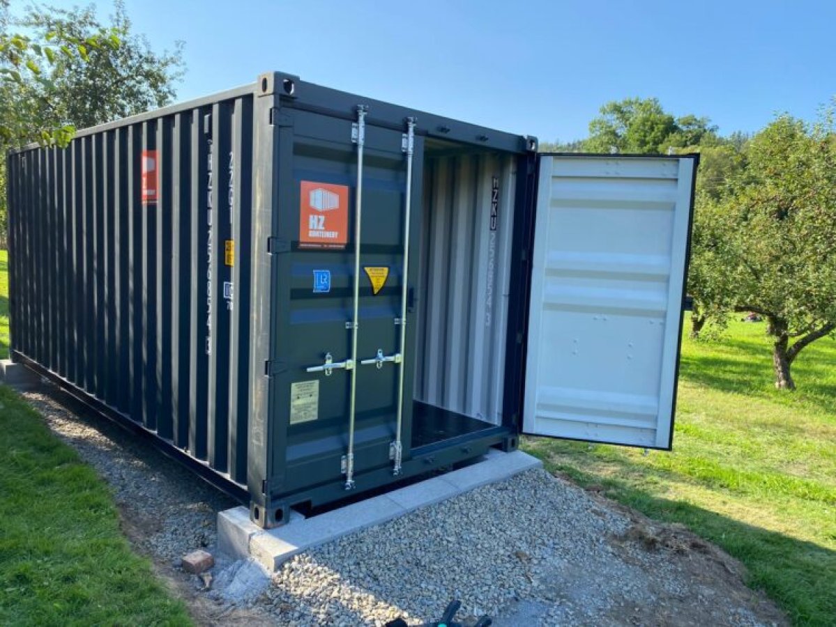 Illustration de Conteneur de stockage à donner pour raison voyage