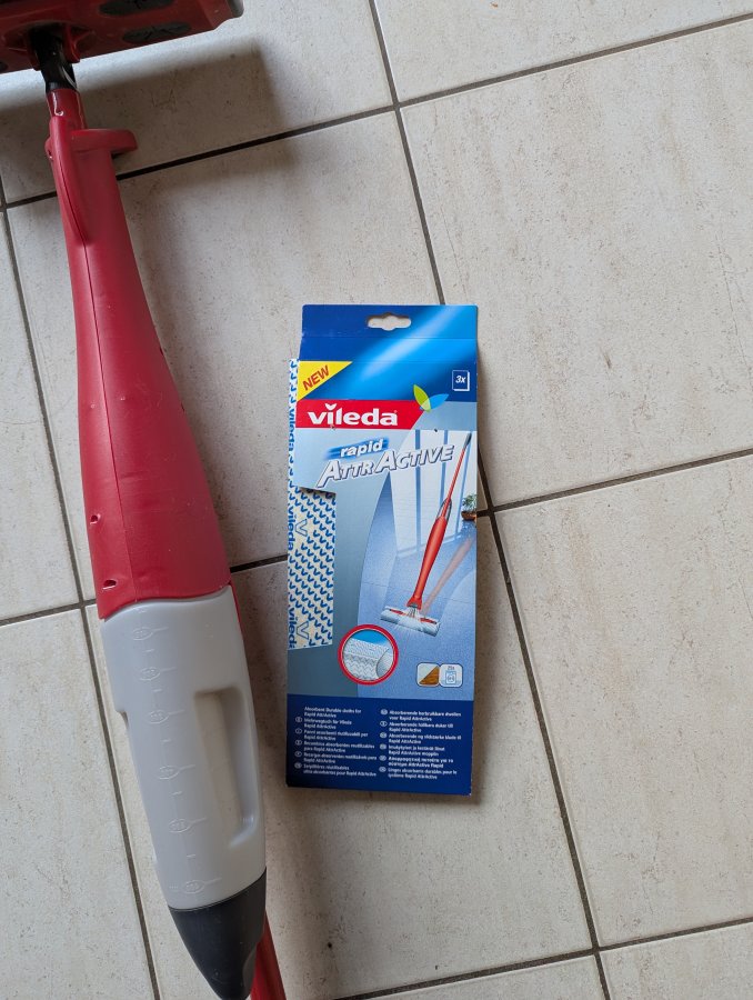 Illustration de 1 Vileda rapid attractive avec 2 serpillières neuves