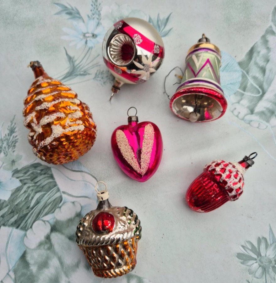 Illustration de Recherche anciennes boules de Noël